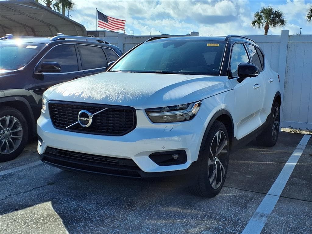 2022 Volvo XC40 thumbnail 3