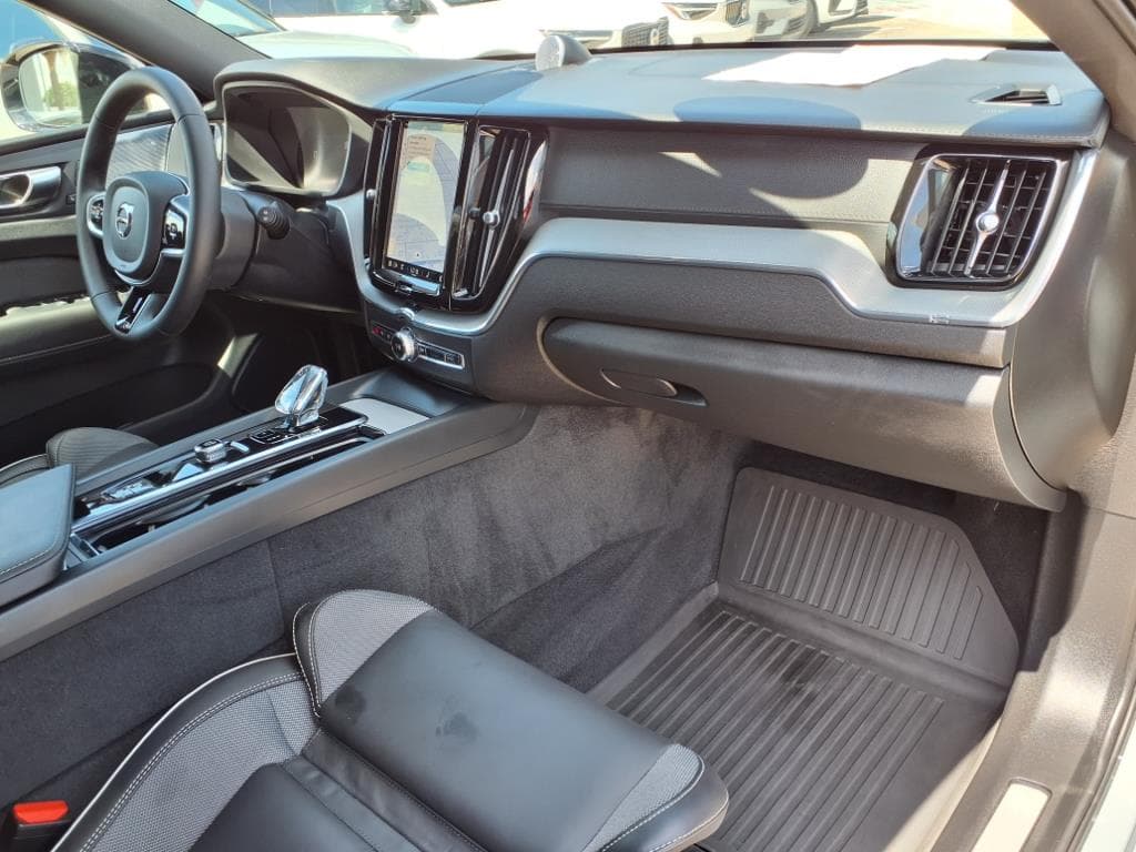 2025 Volvo XC60 thumbnail 10