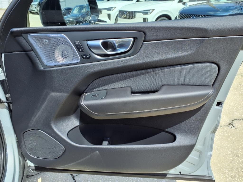 2025 Volvo XC60 thumbnail 13