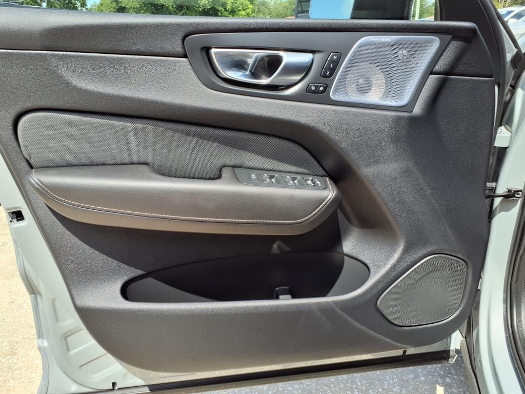 2025 Volvo XC60 thumbnail 23