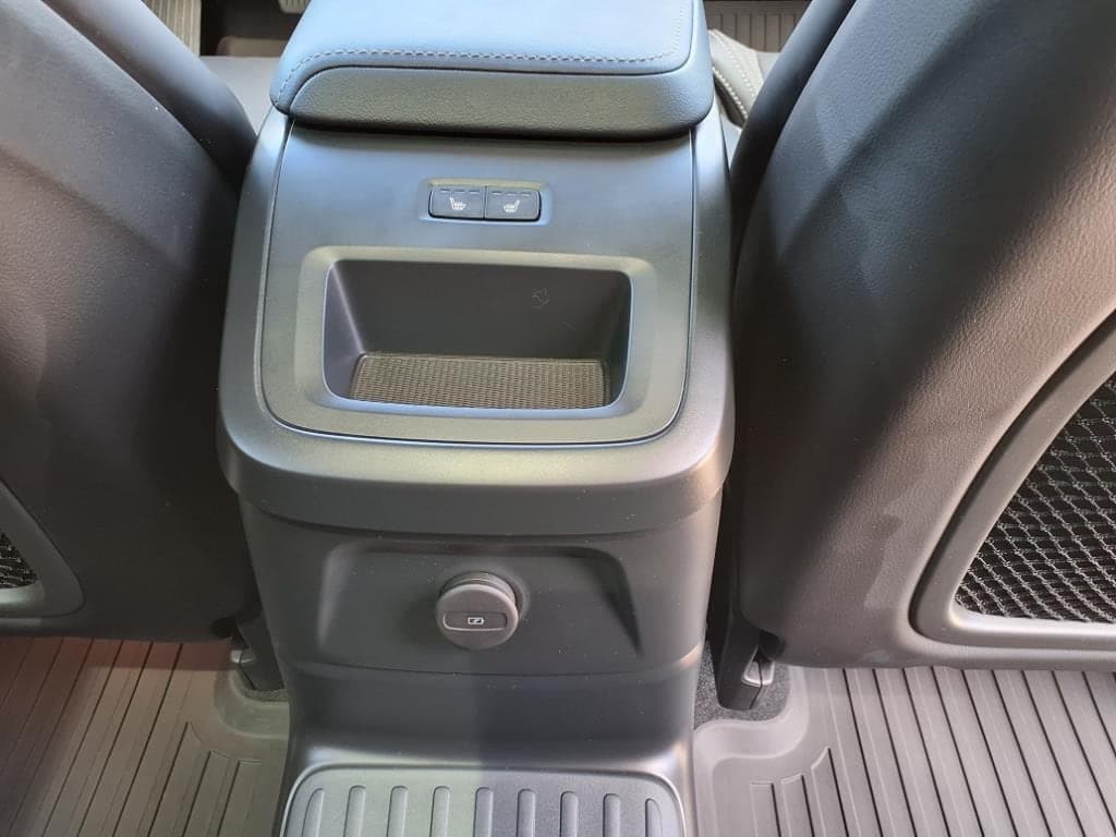 2025 Volvo XC60 thumbnail 16